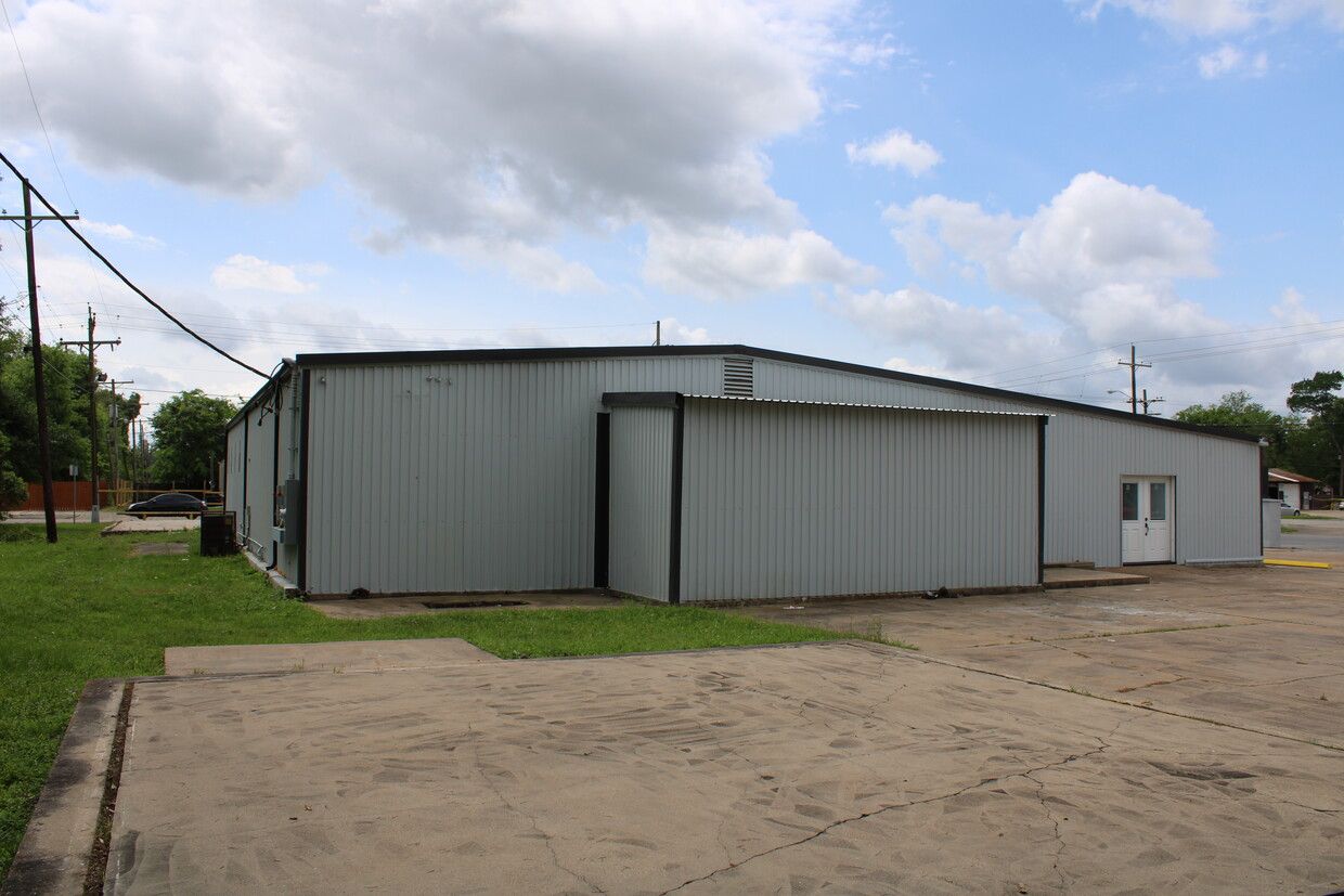 2455 S 4th St, Beaumont, TX 77701